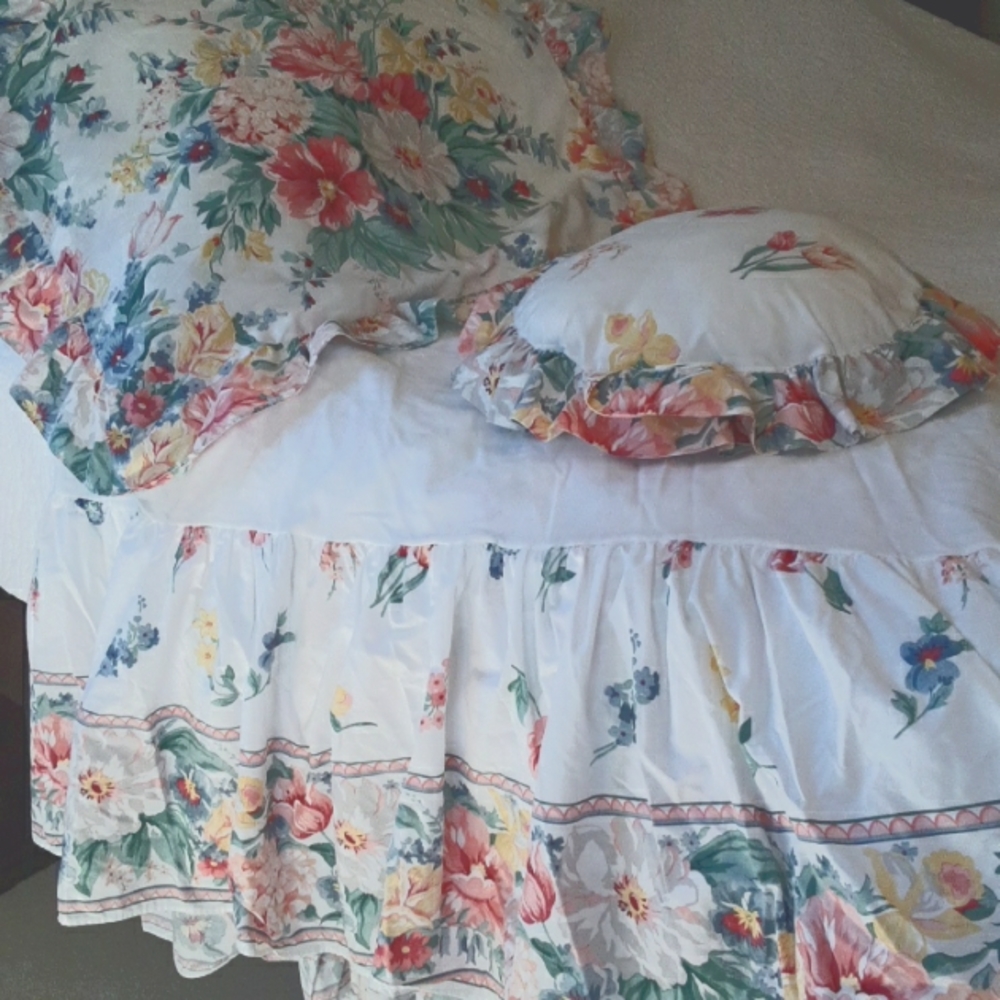 GUEST ROOM? Twin dust ruffle, small Pillow, pillow sham  and 81"swag valance